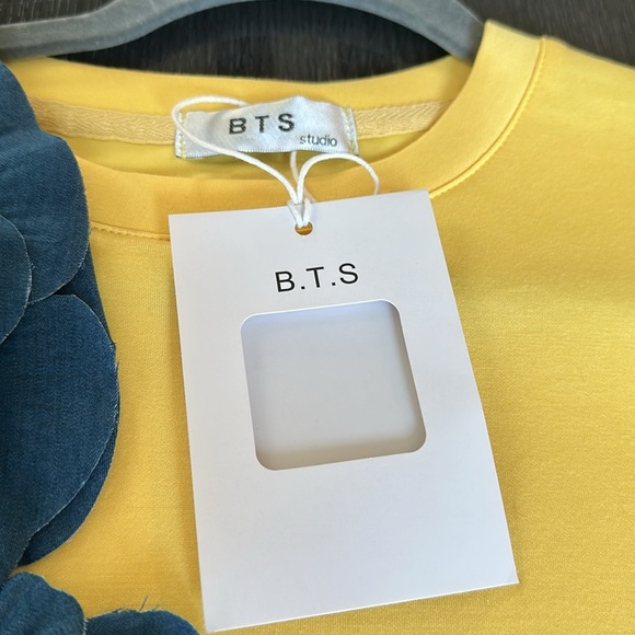 Unique yellow and denim blue  big flower shirt top tee.  New with tags - Picture 8 of 10